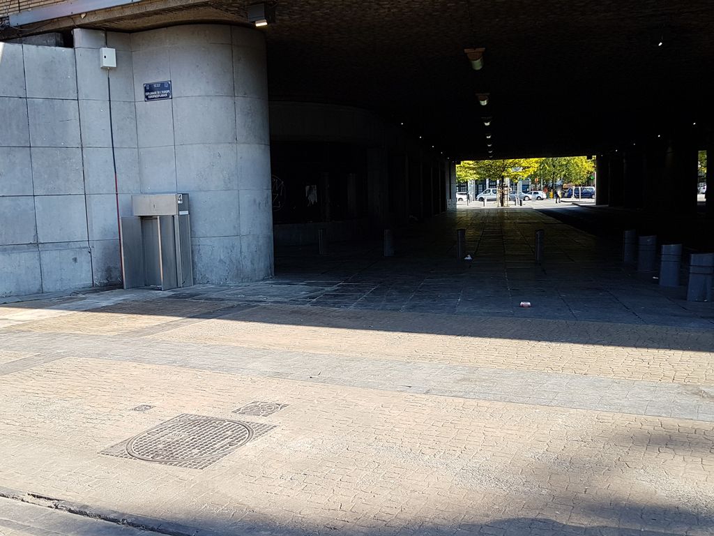 Foto bij Openbaar toilet Au croisement de l'Esplanade de l'Europe et rue de l'Argonne, du coté de la Tour du Midi in Sint-Gillis