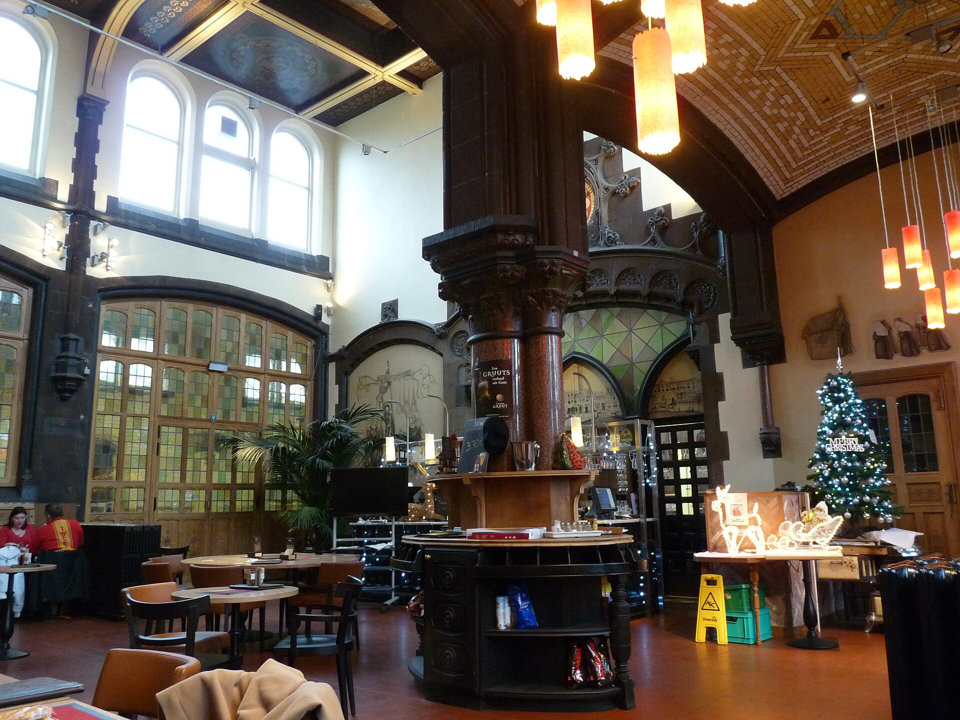 Het café in het station van Gent-Sint-Pieters, met hoge bogen, een houten toog en tafeltjes