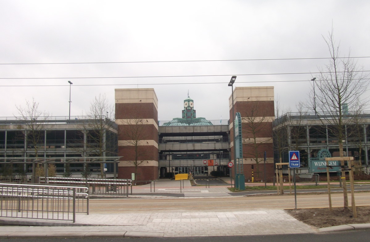 Het Wijnegem Shopping Center gezien vanaf de straat, met de parkeergebouwen en de tramhalte