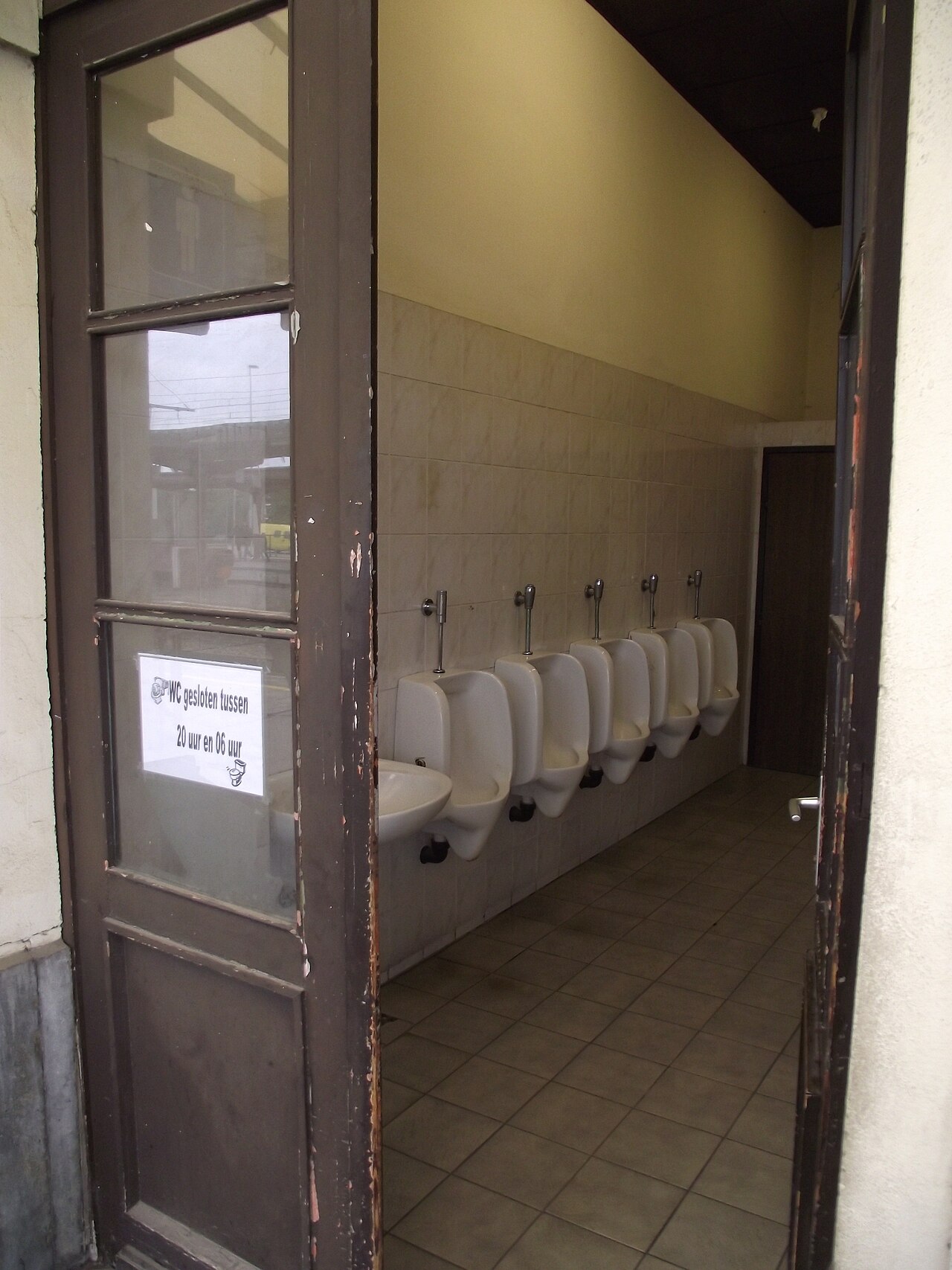 Toiletgebouw aan het station van Tienen