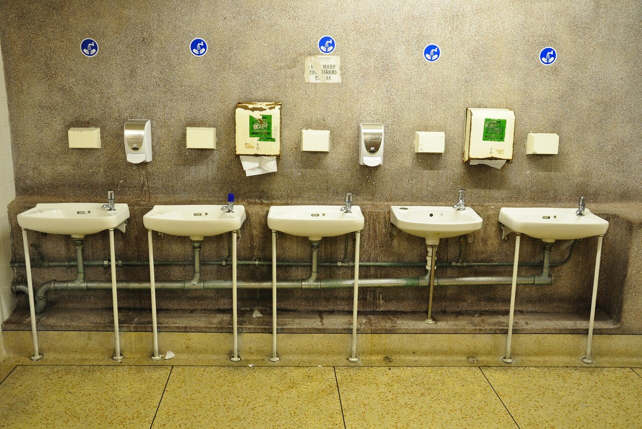 Rij wasbakken in een openbaar toilet